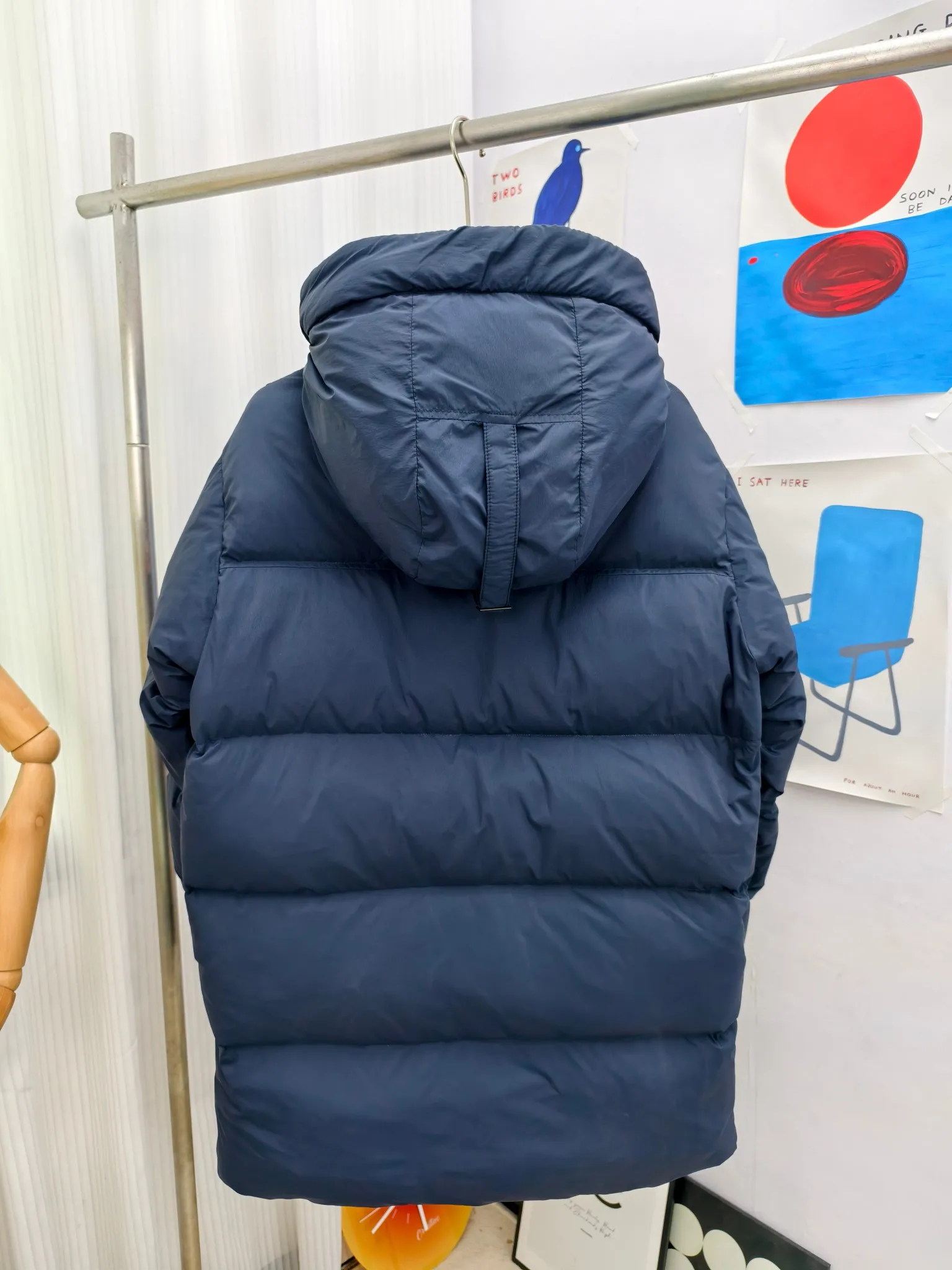P940 Canada Goose Lawrence Down Jacket The Lawrence Down Jacket provides essential protection for everyday adventures and is made from sustainable Enduraluxe fabric with a durable soft touch. It features a quilted body, an adjustable down hood and a longer hem. Adjustable, down-filled, communicated hood. Two-way center front zipper increases range of motion and ventilation. The chin-protecting suede knit stand-up collar is soft and extra-comfortable. Inset rib-knit cuffs for added comfort and locked in heat. CORDURAD piping at the cuffs hem and reflective double-stripe grip tape at the back. Internal shoulder strap Color: black with red label black with black label azure blue Size: XS-2XL